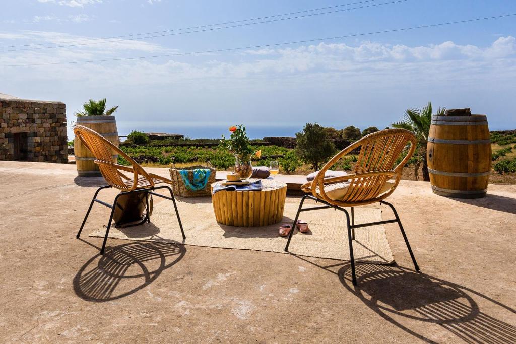 - une terrasse avec 2 chaises et une table dans l'établissement Tenuta Bukkuram, à Pantelleria