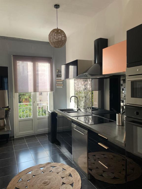 a kitchen with a sink and a counter top at Spacieux T3 haussmannien in Toulon