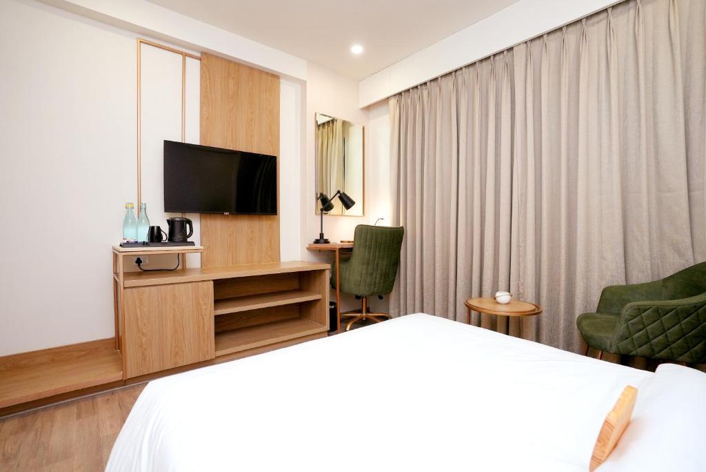 TV a/nebo společenská místnost v ubytování Hotel Limon & Banquet Sector 29, Gurgaon