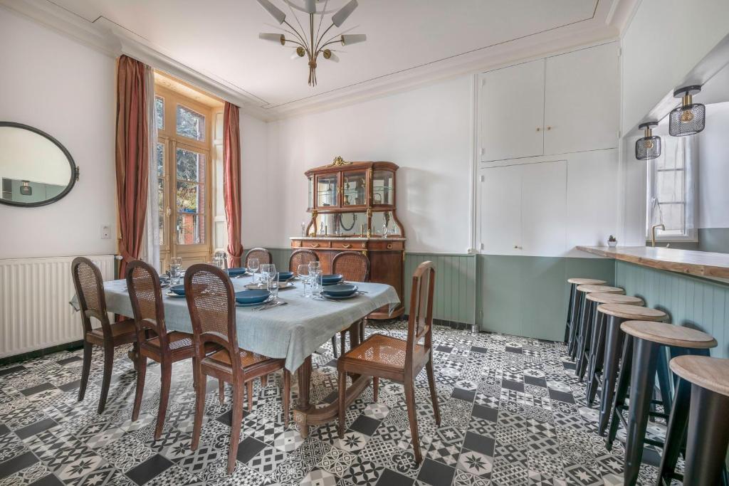 une salle à manger avec une table et des chaises dans l'établissement Maison de ville pour 7 dans la ville haute de Pornic, à Pornic