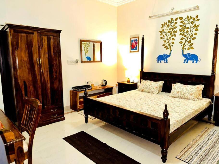 una camera con un grande letto con struttura in legno di *Serene* A Luxurious Stay a Jodhpur