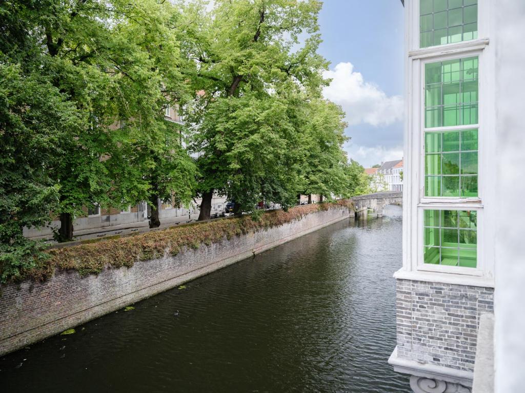 Výhled na řeku, která protéká v blízkosti hotelu