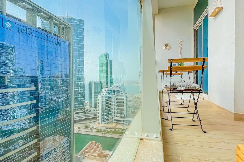 krzesło w pokoju z widokiem na miasto w obiekcie Astonishing Marina & sea view modern apartment w Dubaju