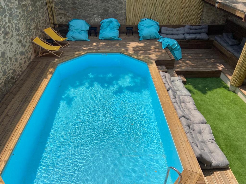 basen w domu z niebieską wodą i krzesłami w obiekcie T3 bord canal du midi, piscine w mieście Homps