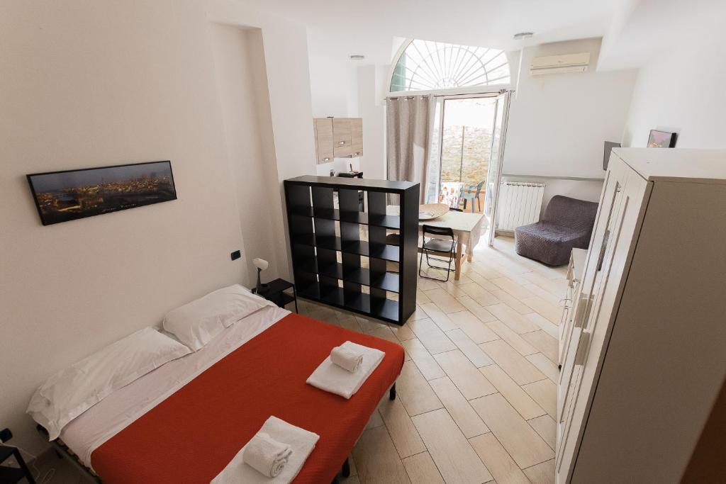 een slaapkamer met een bed en een woonkamer bij Amalia Apartment Via La Farina in Florence