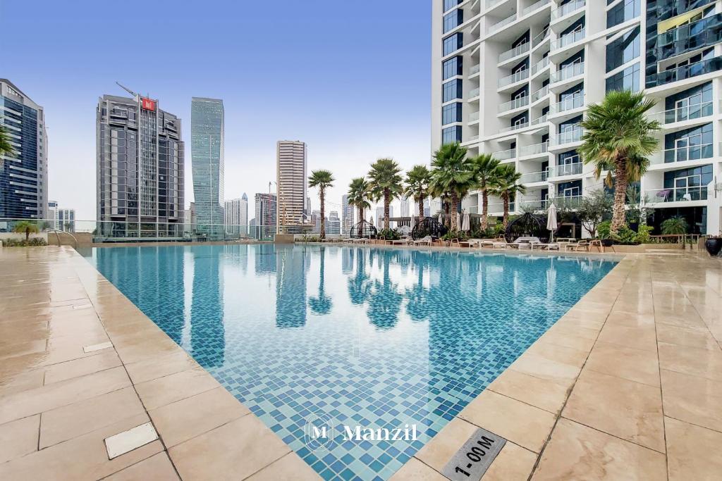 Bazén v ubytování Manzil - Luxurious 1BR Waterfront Apartment at DAMAC Maison Prive with Burj Views nebo v jeho okolí