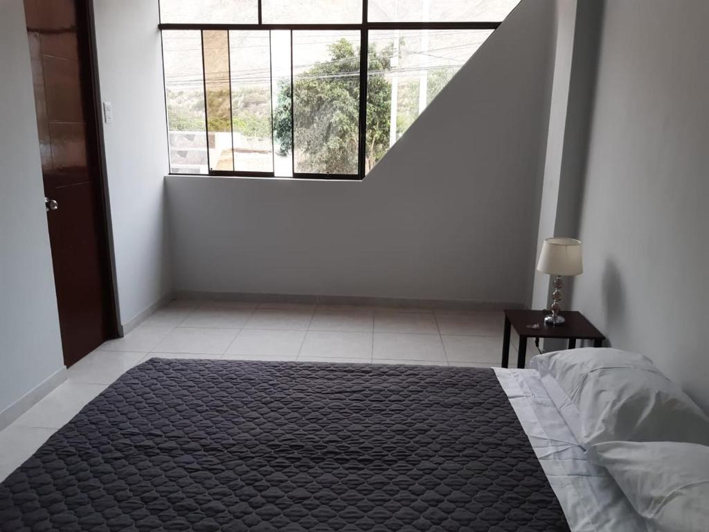 ルナウアナにあるEl Valle Lunahuanáのベッドルーム1室(ベッド1台、大きな窓付)