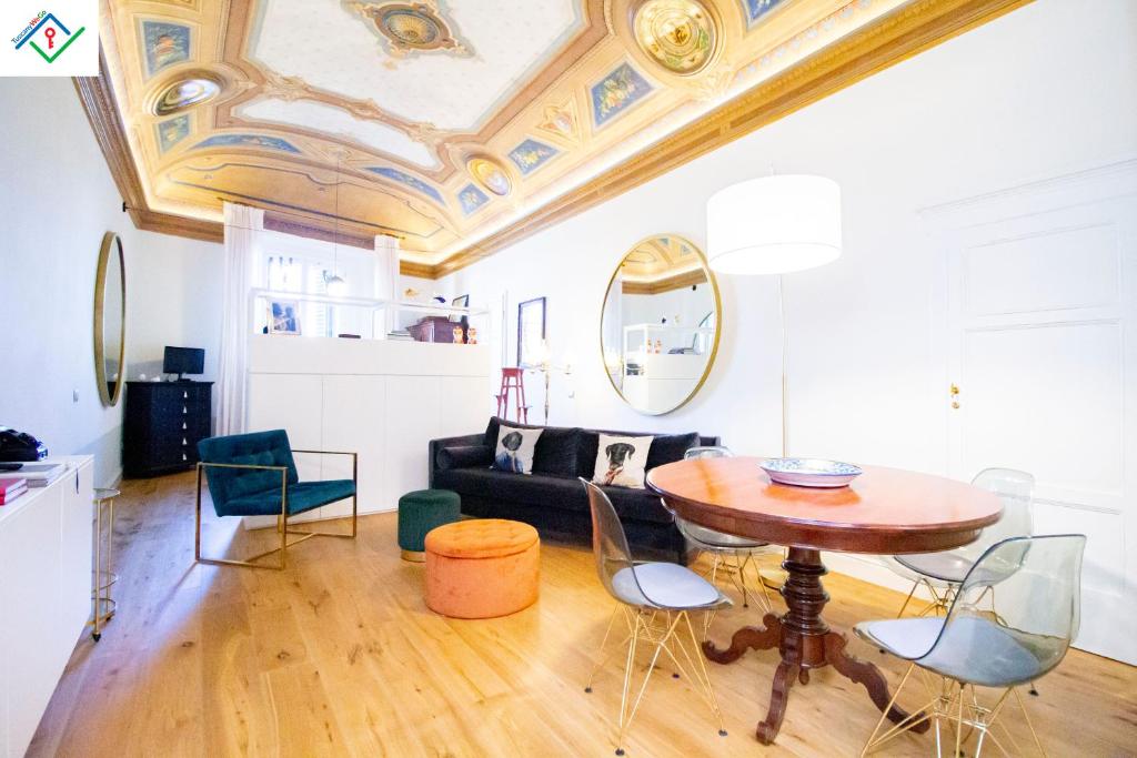 ein Wohnzimmer mit einem Tisch und einem Sofa in der Unterkunft Appartamento Orsini in Pisa