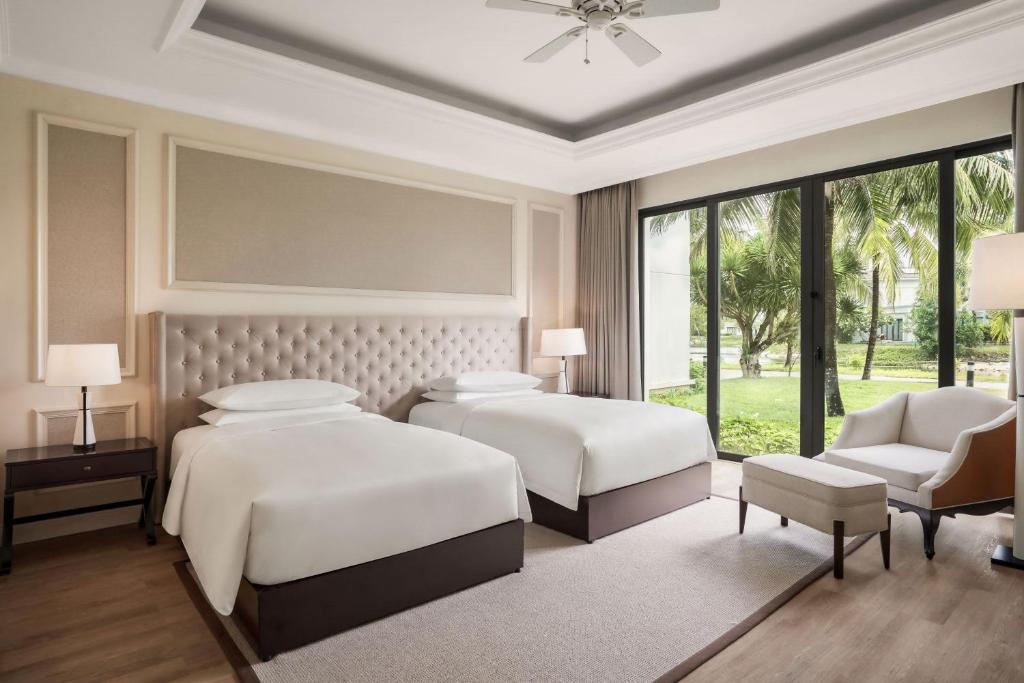 Postel nebo postele na pokoji v ubytování Sheraton Phu Quoc Long Beach Resort