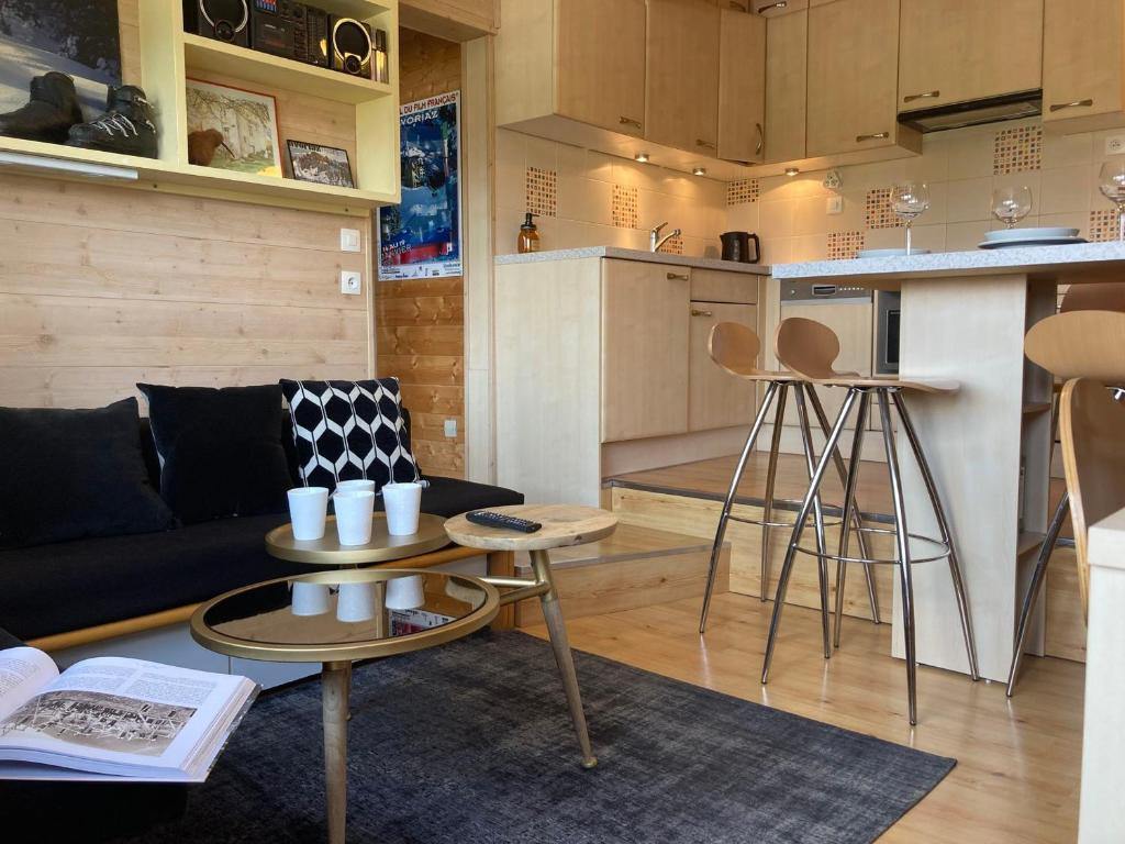 un salon avec un canapé et une cuisine dans l'établissement Appartement 2 chambres avec balcons, au cœur de la station, proche pistes et commerces - FR-1-634-88, à Morzine