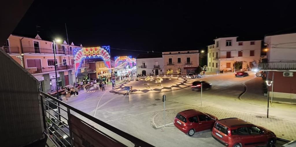 Una ciudad de noche con coches estacionados en un estacionamiento en Pozzilli's Bed&Breakfast, en Pozzilli