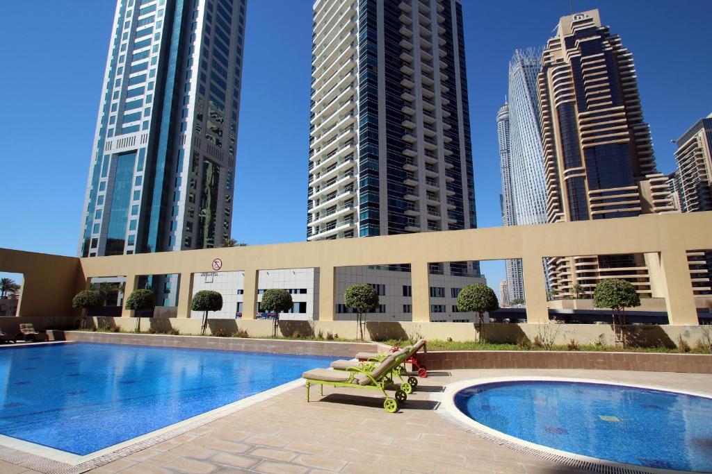 Bazén v ubytování Manzil - Luxury 2BR Apartment in Dubai Marina nebo v jeho okolí