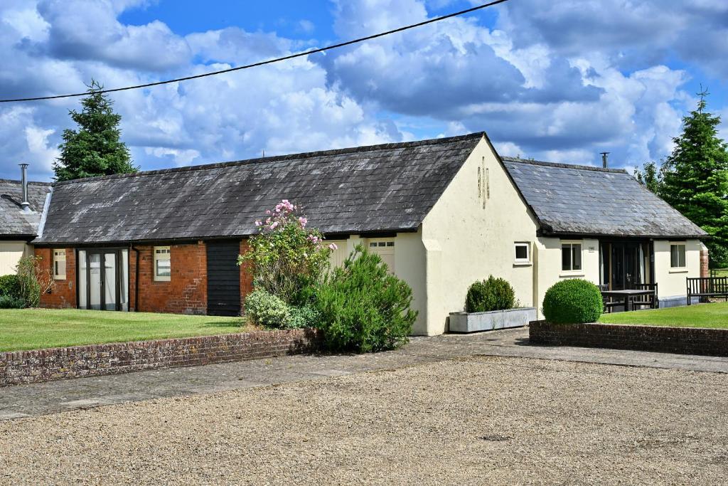 uma casa branca com um telhado preto em Finest Retreats - The Burrow at Conygre Farm em Pewsey