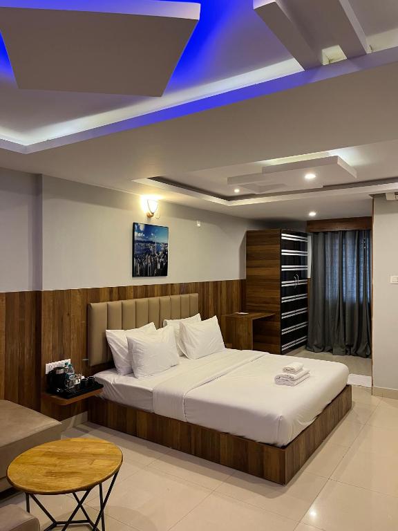 Hotel Avenue Suites Near International Airport Bangalore - 标准的国王室