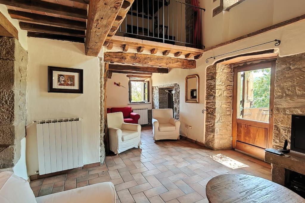 un grand salon avec des chaises et une cheminée dans l'établissement CASA CAROLE - Lake View Villa, à Caprese Michelangelo