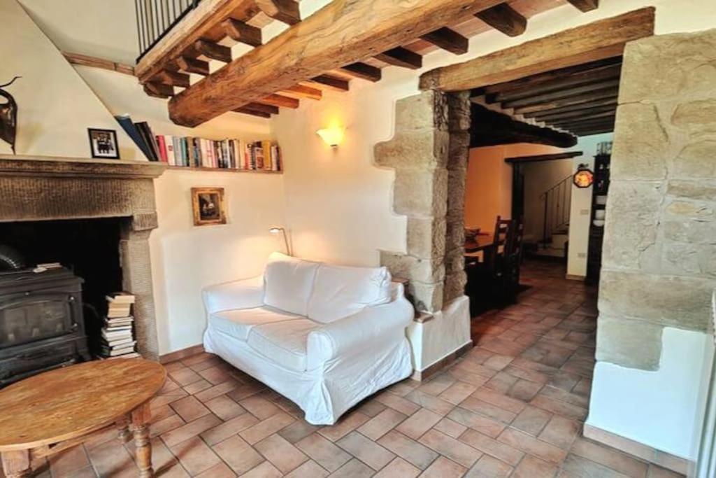 - un salon avec une chaise blanche et une cheminée dans l'établissement CASA CAROLE - Lake View Villa, à Caprese Michelangelo 34 autres photos