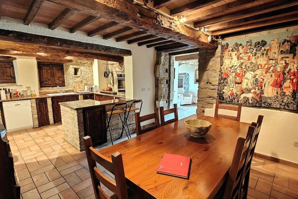 - une cuisine avec une table en bois et un livre dans l'établissement CASA CAROLE - Lake View Villa, à Caprese Michelangelo