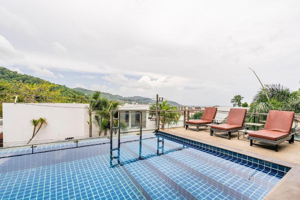 Bazén v ubytování Lae Lay Suites - Karon Beach nebo v jeho okolí