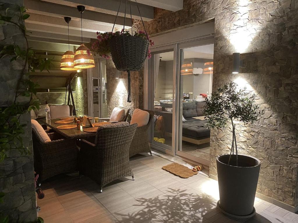 Posezení v ubytování Villa ELi - Luxury Nature Getaway - Strategically located for Beach Exploration - Onsite Power for Electric Vehicle