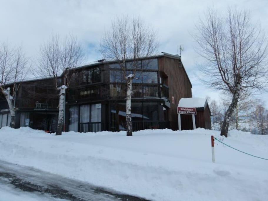 un grand bâtiment dans la neige devant dans l'établissement Logement dans chalet à la montagne, à Montferrier