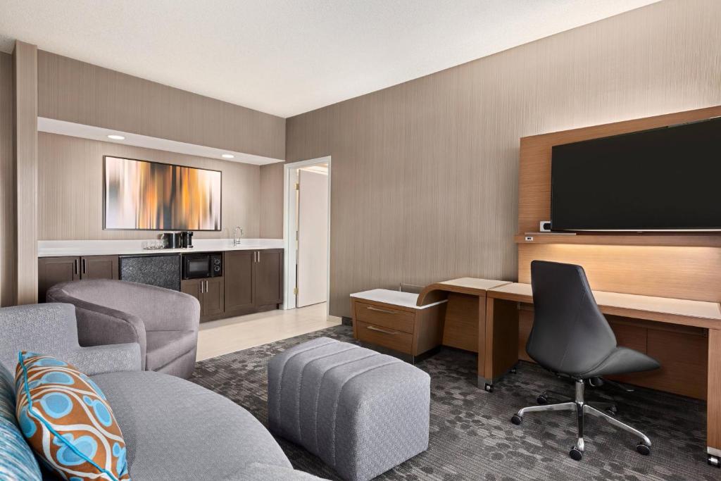 Courtyard by Marriott Roseville - One-Bedroom King Suite With Sofa Bed