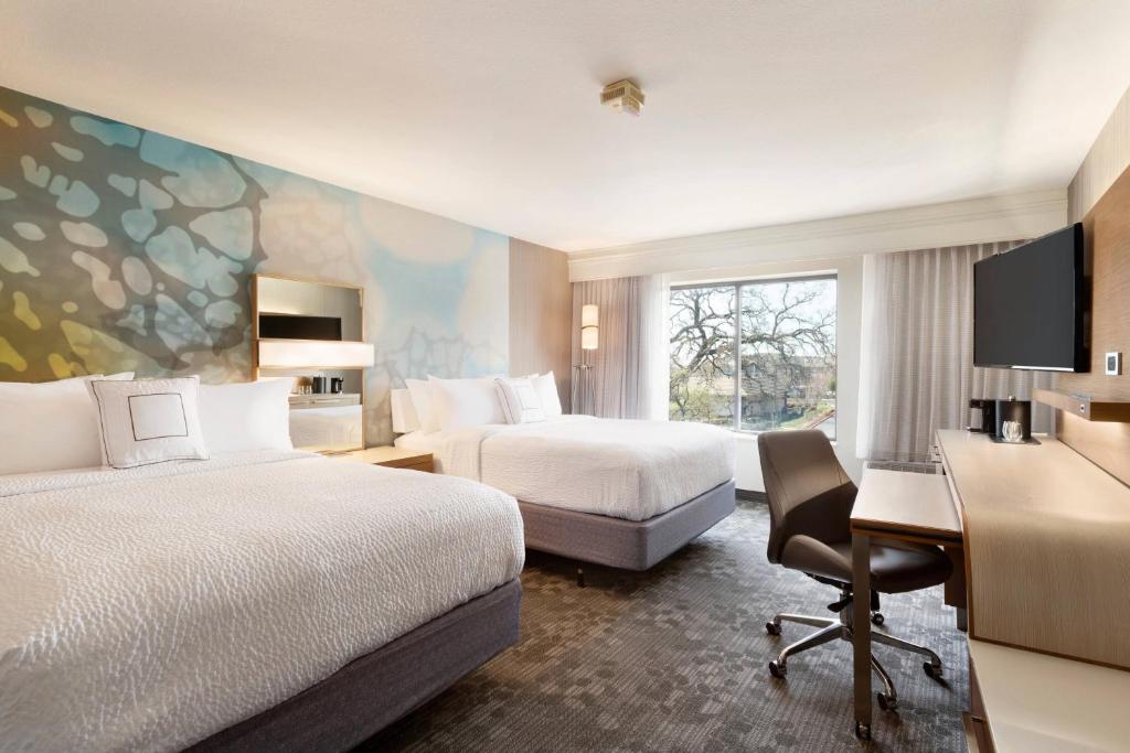 Courtyard by Marriott Roseville - Queen Room With Two Queen Beds