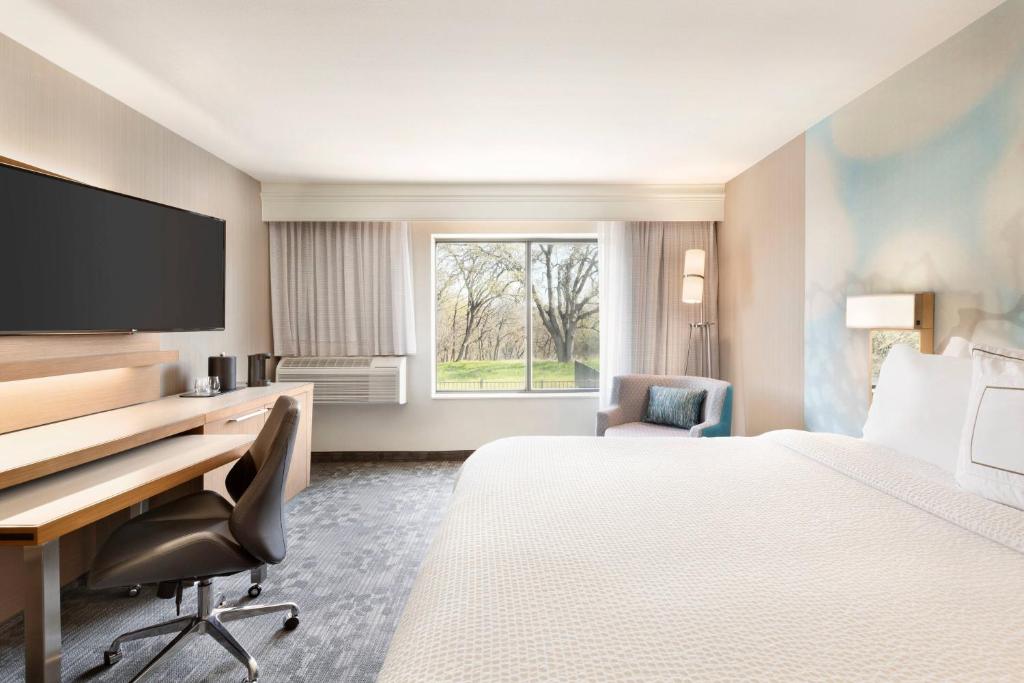 Courtyard by Marriott Roseville - King Room With Sofa Bed