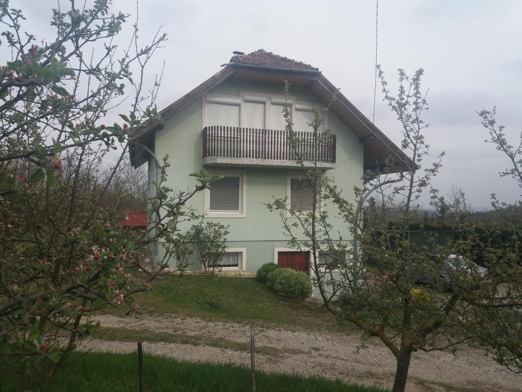uma casa com uma varanda em cima em Egervári Béres Vendégház-Tetőtéri apartman em Egervár
