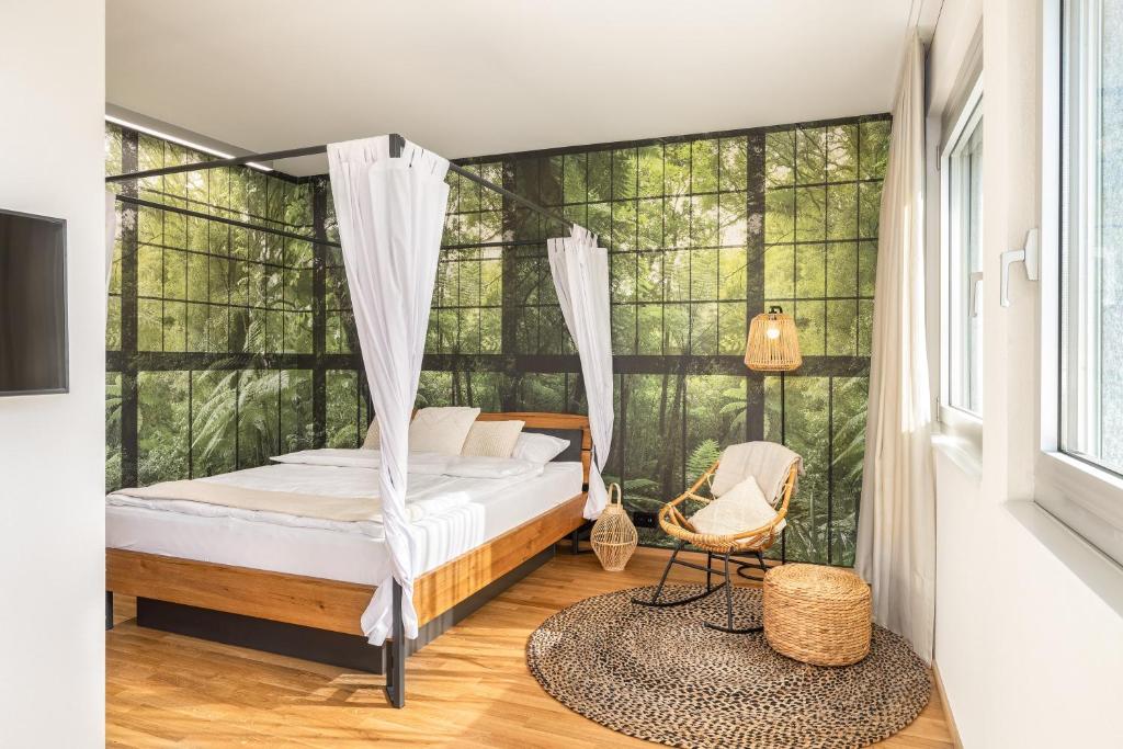 um quarto com uma cama e uma janela em LivingTown em Zurique