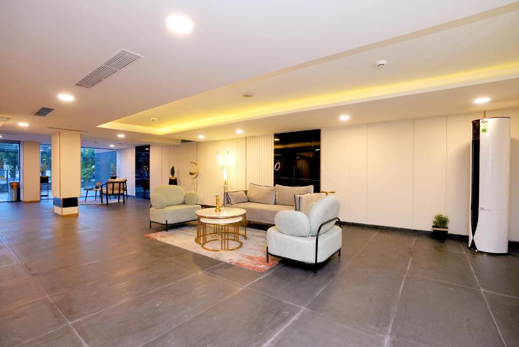 TV a/nebo společenská místnost v ubytování Hotel Limon & Banquet Sector 29, Gurgaon