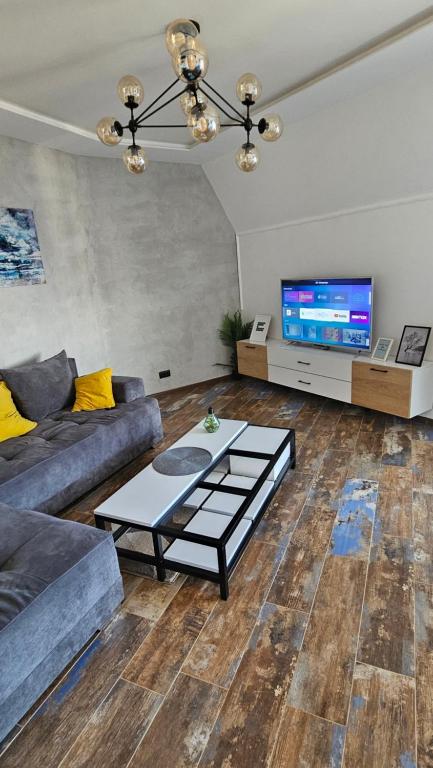 - un salon avec un canapé et une télévision dans l'établissement Diamond PART, à Divčibare