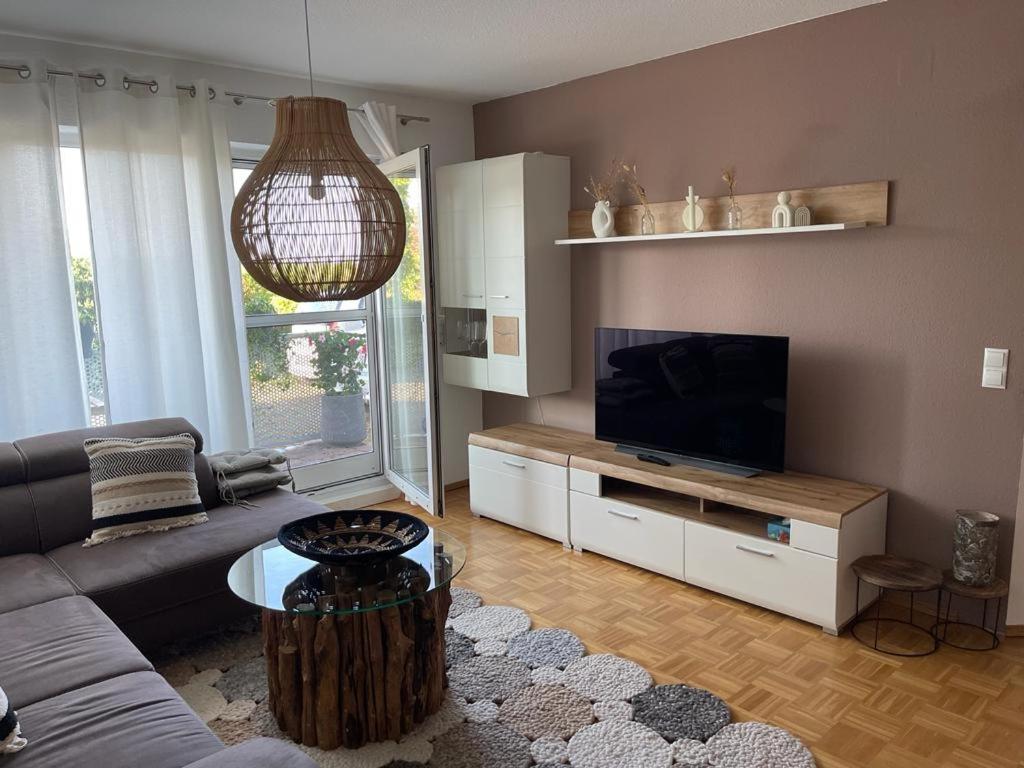 TV a/nebo společenská místnost v ubytování Ferienwohnung in Maikammer