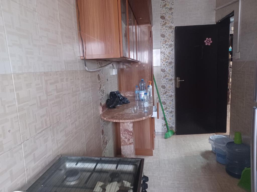 Kitchen o kitchenette sa إستديو بصالة كبيرة