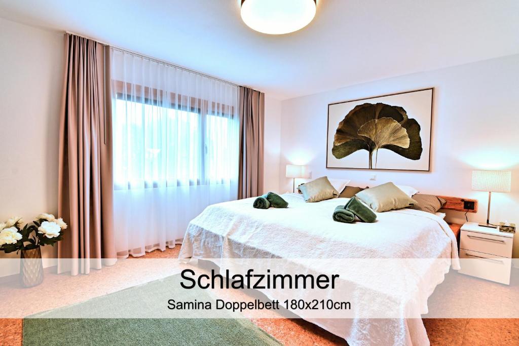 una camera con un letto e una grande finestra di Gemütliche 2.5 Zimmer Wohnung mit privater Sauna a Seewis im Prättigau