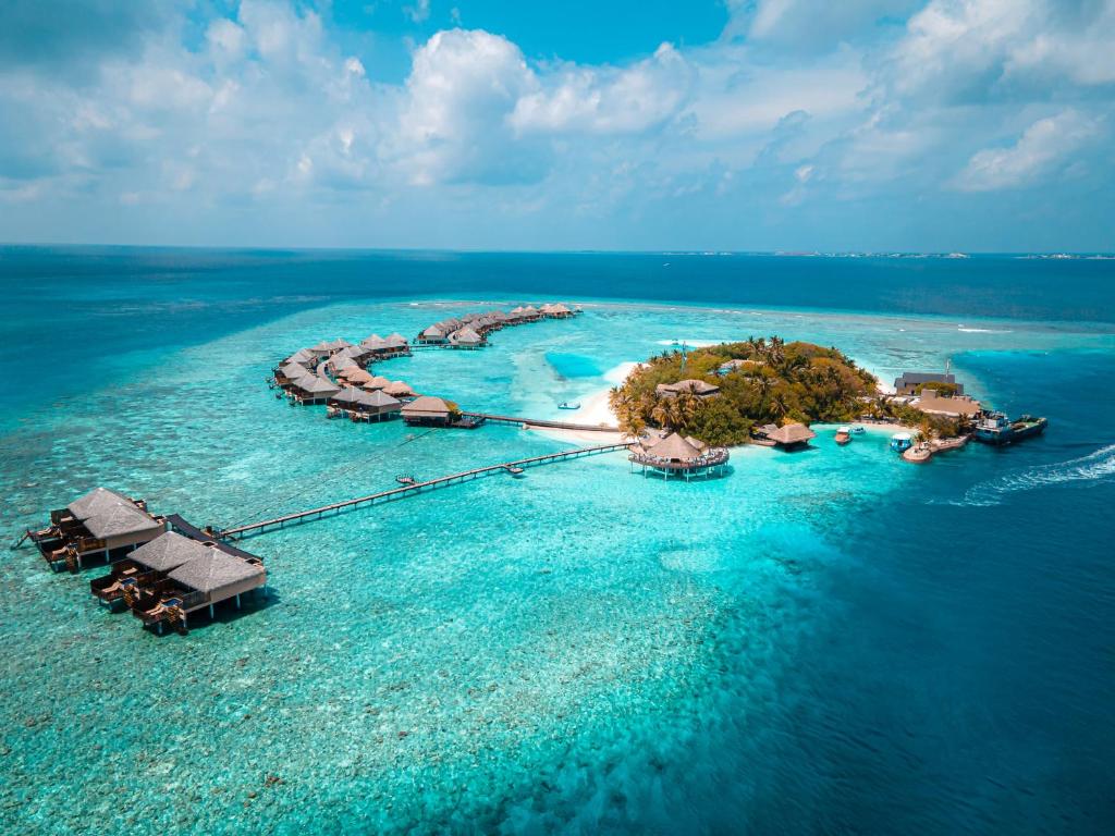 une île avec un complexe dans l'eau dans l'établissement Adaaran Prestige Vadoo - Adults Only Premium All Inclusive with Free Transfers, à Atoll Malé Sud