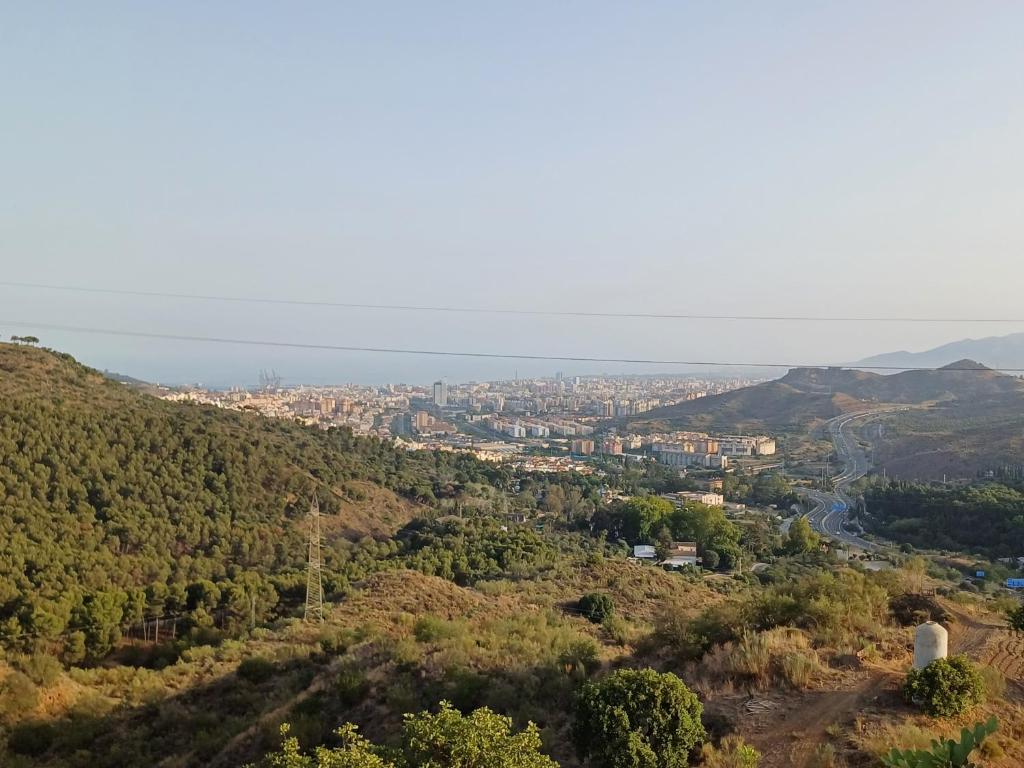 uma vista para uma cidade a partir de uma colina em Casa VistaBahía em Málaga