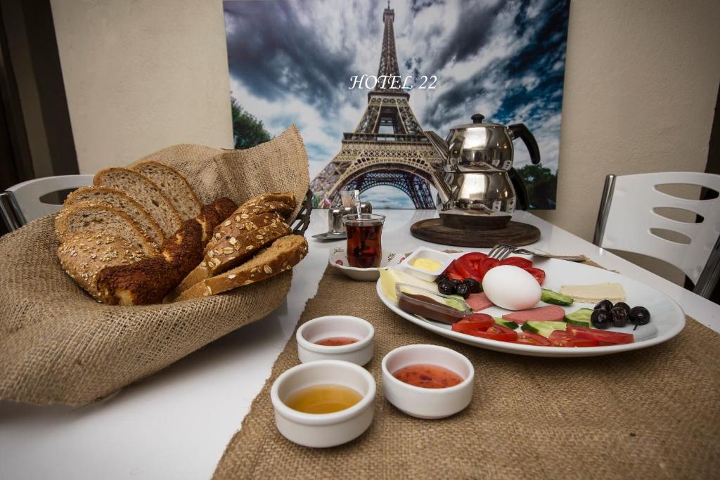 埃迪爾內的住宿－YİRMİ İKİ，餐桌上放着一盘面包和一餐