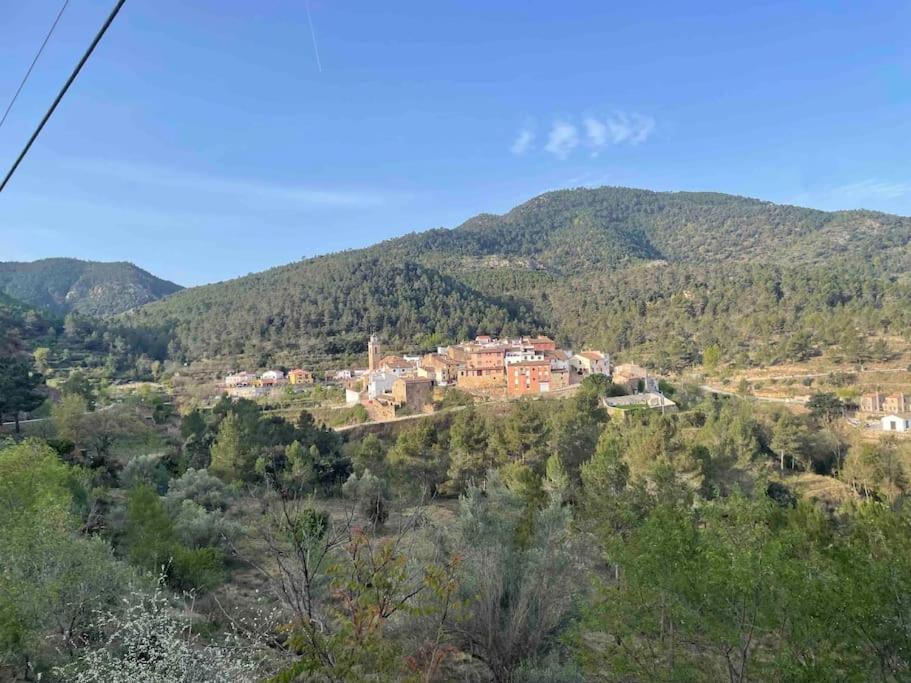 uma pequena cidade no meio de uma montanha em Pequeño estudio ubicado en plena Sierra de Espadán 