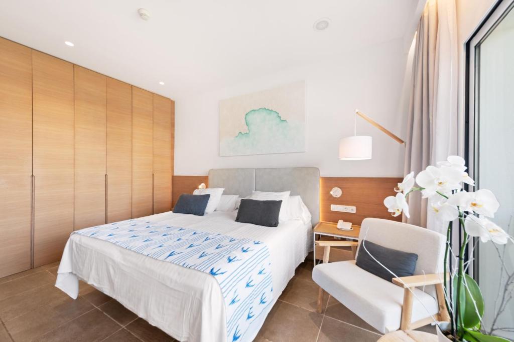 Кровать или кровати в номере Hotel Villa Chiquita - Adults Only - Over 12