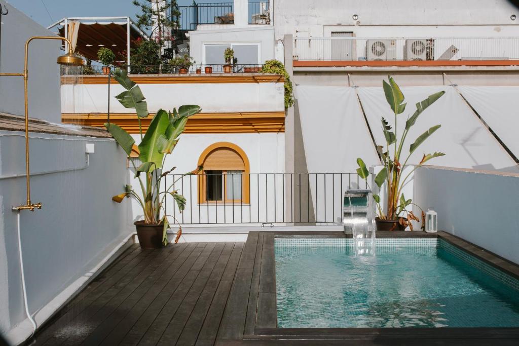 a swimming pool on the roof of a building at Lujoso apartamento con piscina compartida 3 in Seville