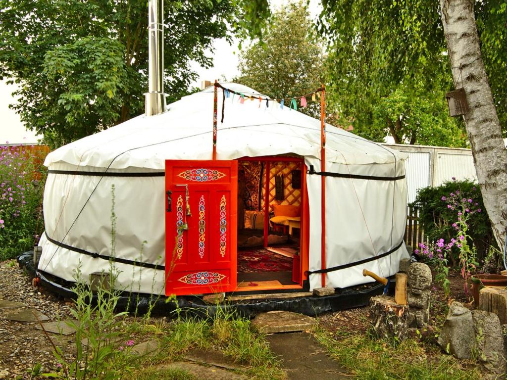 a yurt with a red cabinet in a yard at Jurte in Bayern – spirituelle Reise ins Keltenland in Neuburg an der Donau