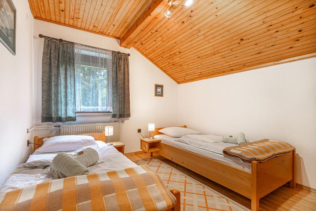 Postel nebo postele na pokoji v ubytování House Mavko Near Lake Cerknica - Happy Rentals