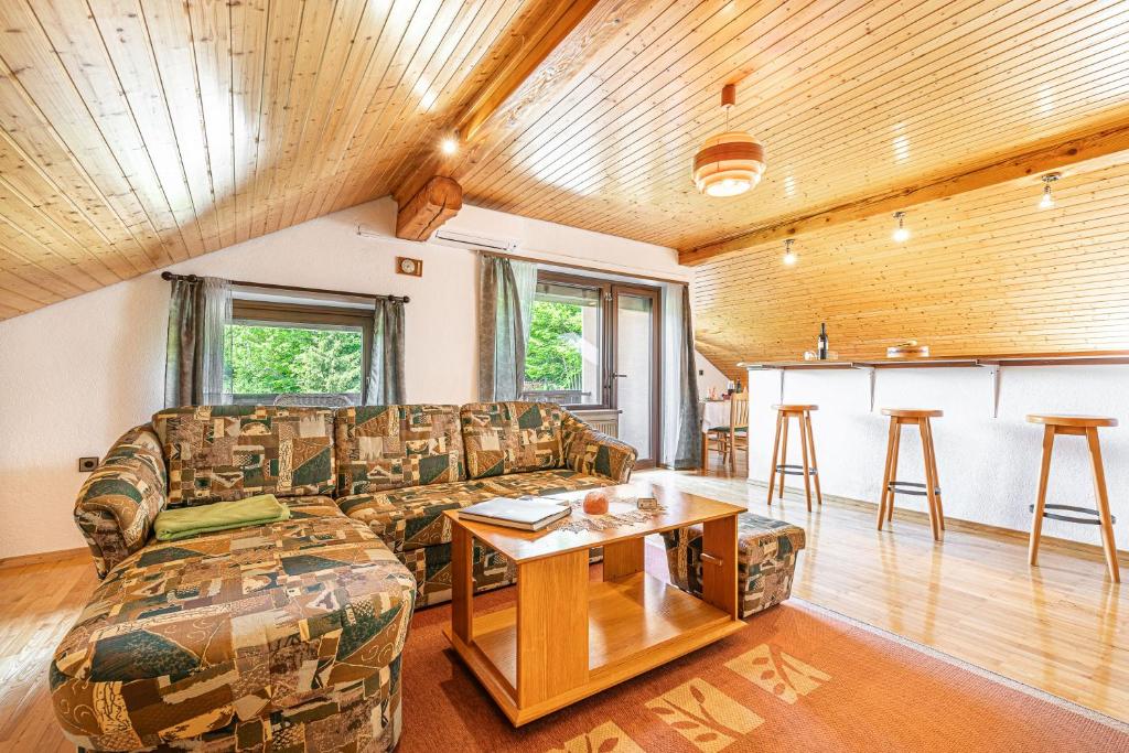Posezení v ubytování House Mavko Near Lake Cerknica - Happy Rentals