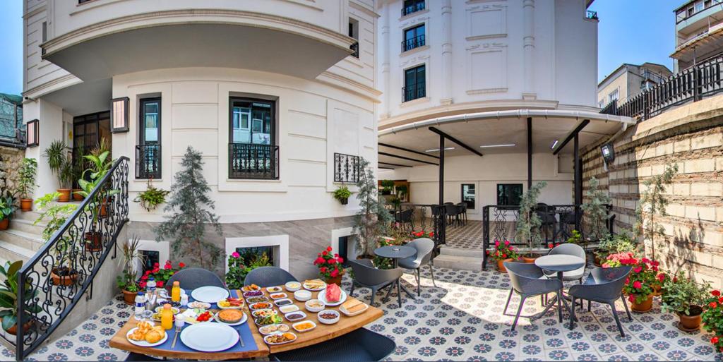 einen Balkon mit einem Tisch mit Essen drauf in der Unterkunft Imagine Istanbul - Sultanahmet in Istanbul
