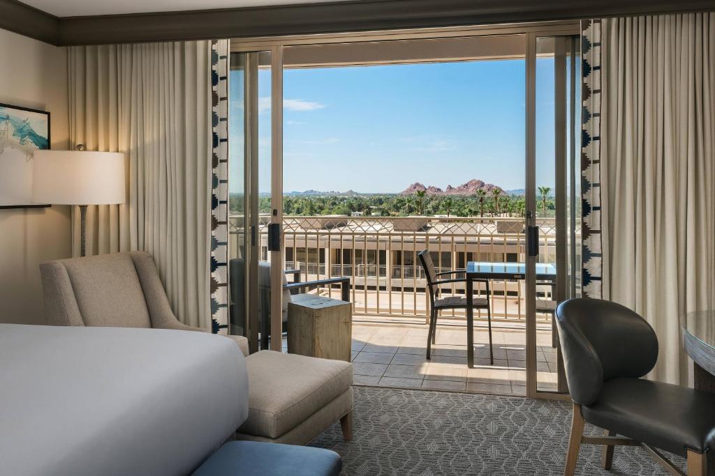 The Phoenician, a Luxury Collection Resort, Scottsdale - Deluxe Queen Room Met Twee Queensize Bedden En Uitzicht Op De Stad - Horen Toegankelijk