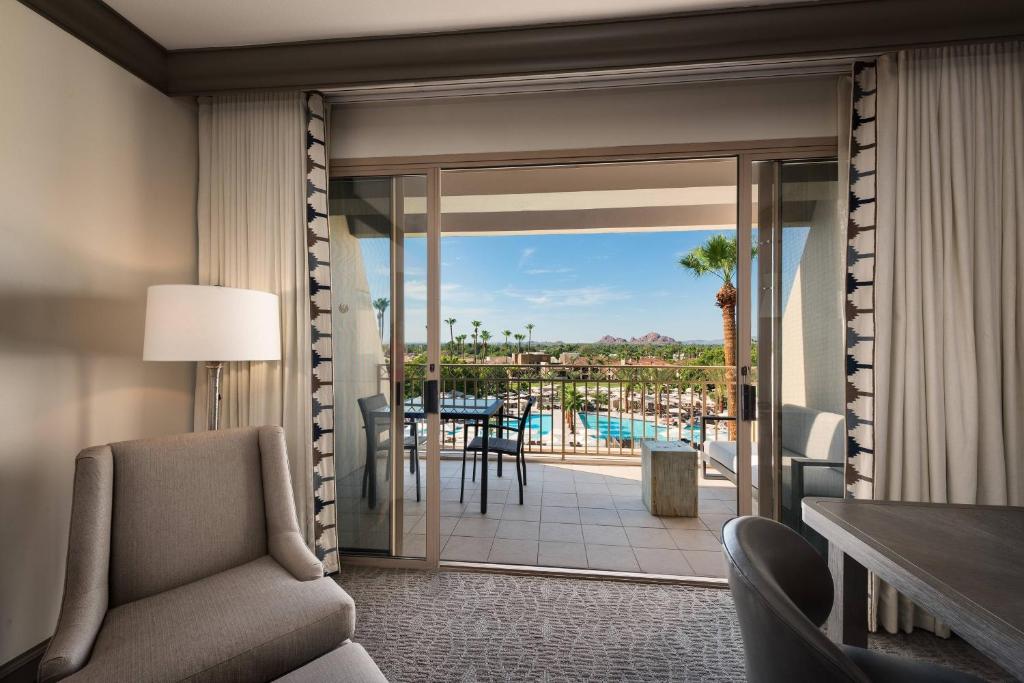 The Phoenician, a Luxury Collection Resort, Scottsdale - Grand Deluxe, Logeerkamer, 1 Koning, Bankbed, Uitzicht Op Het Zwembad