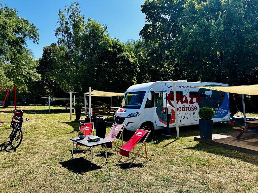 a food truck parked next to a table and chairs at Julinek CAMP in Leszno