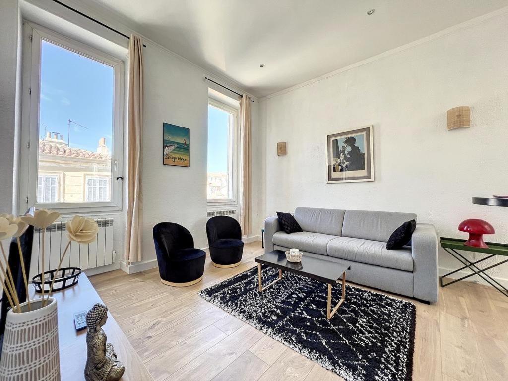 een woonkamer met een bank en 2 stoelen bij Ultra Central - Le Quartier des Artistes - Les Frères de la Loc' in Marseille