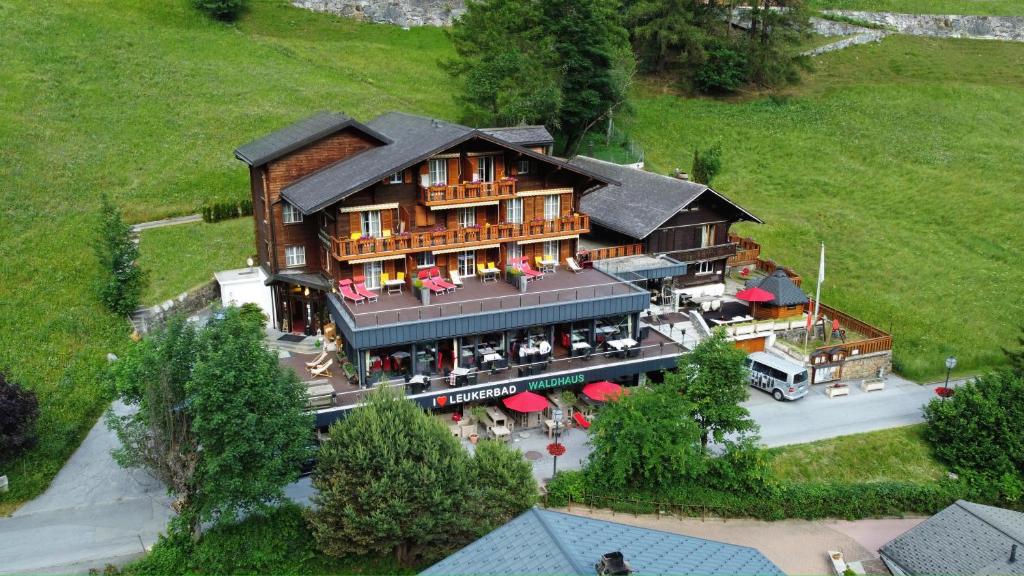 - une vue aérienne sur un grand bâtiment avec un restaurant dans l'établissement Hotel Restaurant Waldhaus, à Loèche-les-Bains