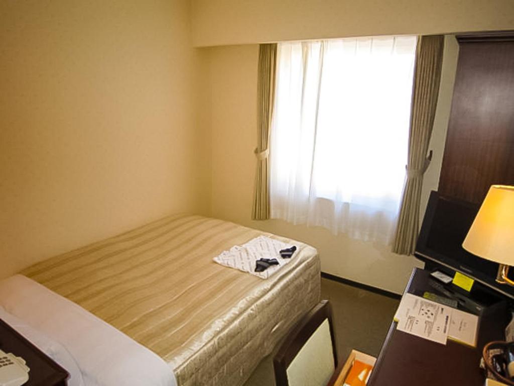 市原市にあるIchihara Marine Hotel - Vacation STAY 01369vのベッドと窓のあるホテルの部屋